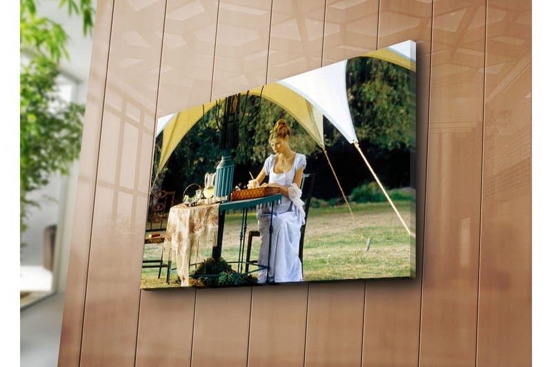 Canvastavla 70x45 cm - Kvinna som skriver vid ett bord under ett tält i en grönskande miljö - Grön / Vit / Blå - Inredning & dekor - Tavlor & konst - Canvastavla