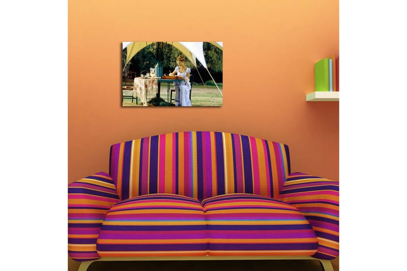 Canvastavla 70x45 cm - Kvinna som skriver vid ett bord under ett tält i en grönskande miljö - Grön / Vit / Blå - Inredning & dekor - Tavlor & konst - Canvastavla