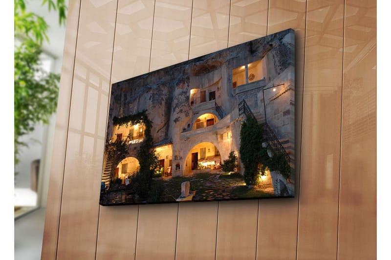 Canvastavla 70x45 cm - Stämningsfull vy av en grottliknande byggnad med belysning och grönska - Beige / Grön / Mörkblå - Inredning & dekor - Tavlor & konst - Canvastavla