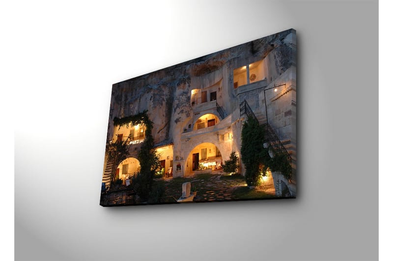 Canvastavla 70x45 cm - Stämningsfull vy av en grottliknande byggnad med belysning och grönska - Beige / Grön / Mörkblå - Inredning & dekor - Tavlor & konst - Canvastavla