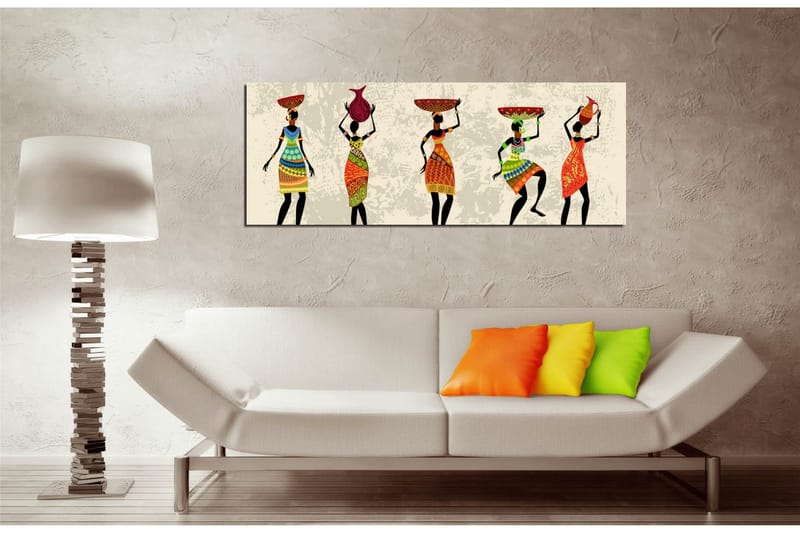 Canvastavla 80x30 cm - Fem kvinnor i färgglada klänningar som bär olika föremål på huvudet - Röd / Grön / Orange - Inredning & dekor - Tavlor & konst - Canvastavla