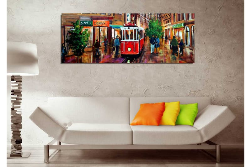 Canvastavla 80x30 cm - Röd spårvagn på en livlig gata med människor och butiker - Röd / Grön / Brun - Inredning & dekor - Tavlor & konst - Canvastavla