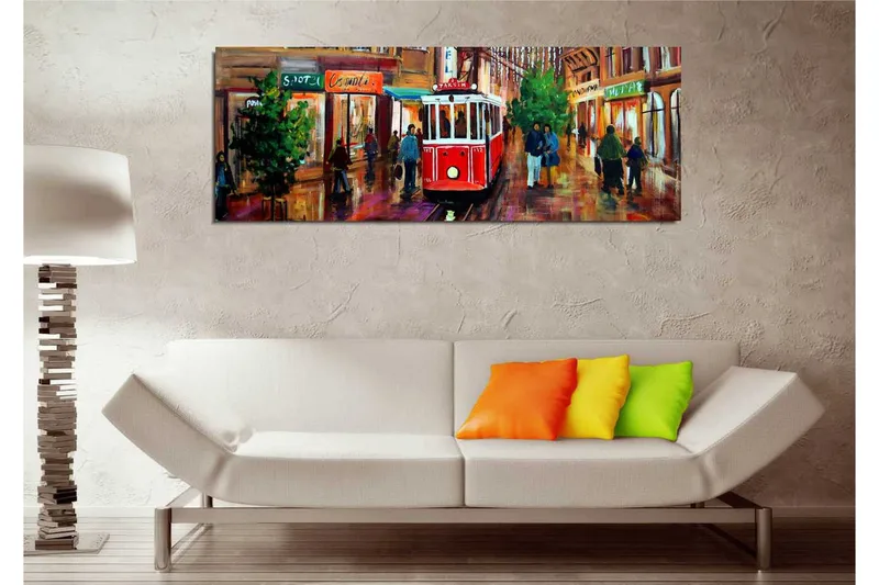 Canvastavla 80x30 cm - Röd spårvagn på en livlig gata med människor och butiker - Röd / Grön / Brun - Inredning & dekor - Tavlor & konst - Canvastavla