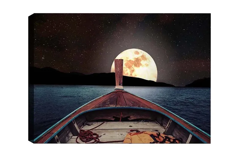 Canvastavla - Båt som navigerar mot en stor fullmåne över en stilla sjö, Mörkblå / Grå / Orange