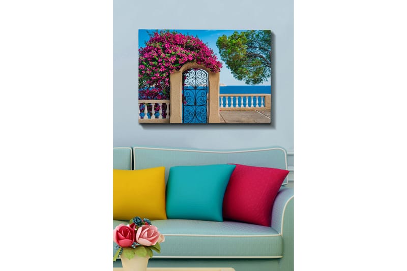 Canvastavla - Blomstrande bougainvillea vid en smidesgrind med havsutsikt - Rosa / Blå / Grön - Inredning & dekor - Tavlor & konst - Canvastavla