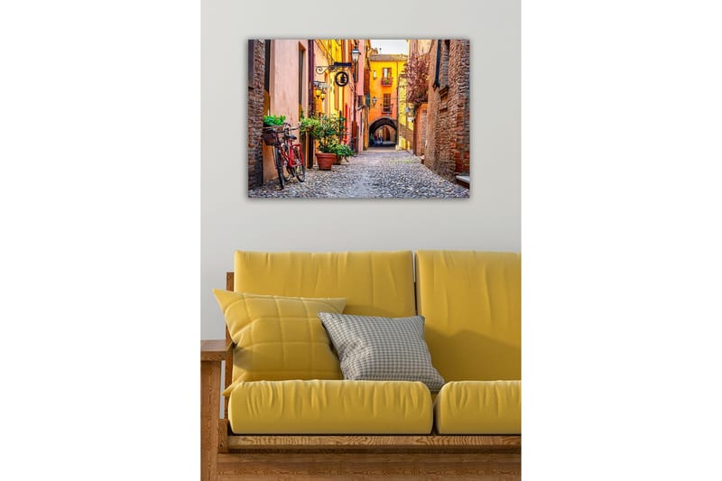 Canvastavla - Charmig gata med cykel och färgglada byggnader - Orange / Grön / Röd - Inredning & dekor - Tavlor & konst - Canvastavla