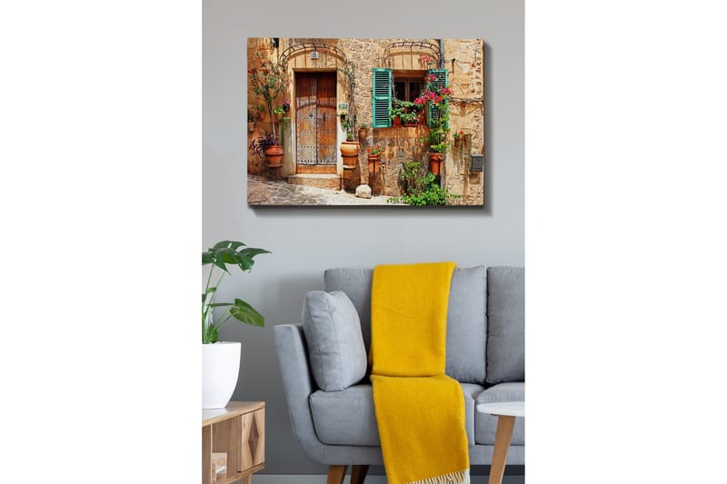 Canvastavla - Charmig husfasad med blommor och gröna fönsterluckor - Terrakotta / Grön / Beige - Inredning & dekor - Tavlor & konst - Canvastavla