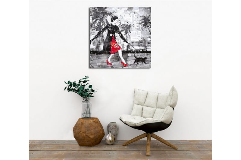 Canvastavla - Elegant kvinna i röd klänning med svart katt i en urban miljö - Röd / Svart / Grå - Inredning & dekor - Tavlor & konst - Canvastavla