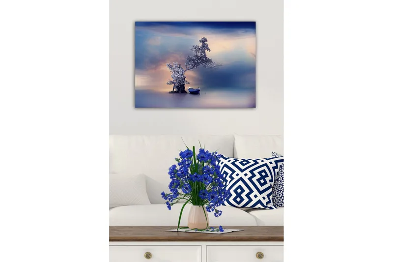 Canvastavla - Ensam båt vid en mystisk trädkonstellation i en spegelblanka vattenyta - Blå / Grå / Vit - Inredning & dekor - Tavlor & konst - Canvastavla