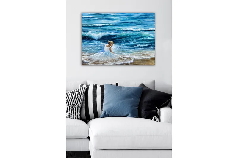 Canvastavla - Flicka i vit klänning som leker vid havet - Blå / Vit / Beige - Inredning & dekor - Tavlor & konst - Canvastavla