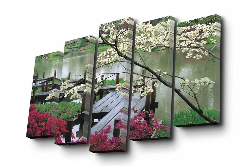 Canvastavla i 5 delar 82x50 cm - Vacker landskapsvy med blommor och en träbro vid en stilla sjö - Vit / Grön / Rosa - Inredning & dekor - Tavlor & konst - Canvastavla