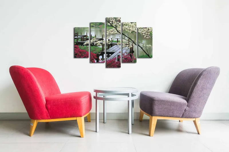 Canvastavla i 5 delar 82x50 cm - Vacker landskapsvy med blommor och en träbro vid en stilla sjö - Vit / Grön / Rosa - Inredning & dekor - Tavlor & konst - Canvastavla