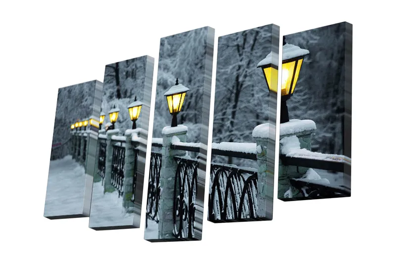 Canvastavla i 5 delar 82x50 cm - Vinterlandskap med snöklädda lampor längs en bro - Grå / Vit / Gul - Inredning & dekor - Tavlor & konst - Canvastavla