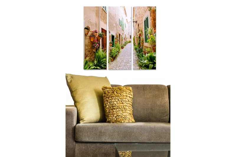 Canvastavla i trä 3-delar 50x70 cm - Charmig gränd med blomsterdekorationer och gröna växter, Beige / Grön / Röd