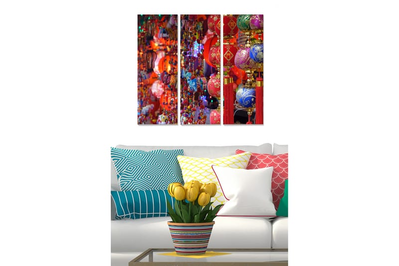 Canvastavla i trä 3-delar 50x70 cm - Färgglada lyktor hängande i en livlig marknadsmiljö - Röd / Blå / Guld - Inredning & dekor - Tavlor & konst - Canvastavla