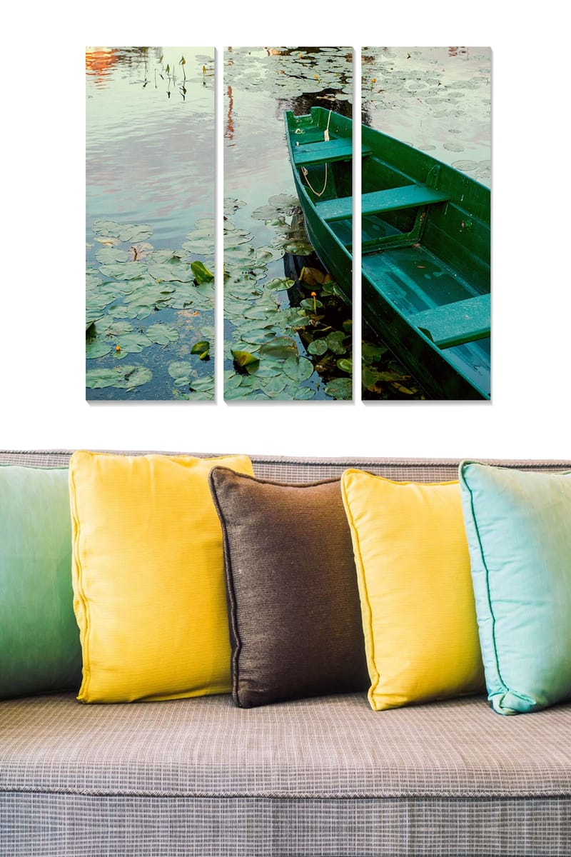 Canvastavla i trä 3-delar 50x70 cm - Grön b�åt på spegelblanka vatten med näckrosor - Grön / Blå / Beige - Inredning & dekor - Tavlor & konst - Canvastavla