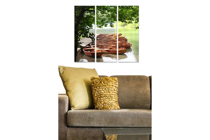 Canvastavla i trä 3-delar 50x70 cm - Rader av träbåtar vid en lugn sjö omgiven av grönska, Grön / Brun / Blå
