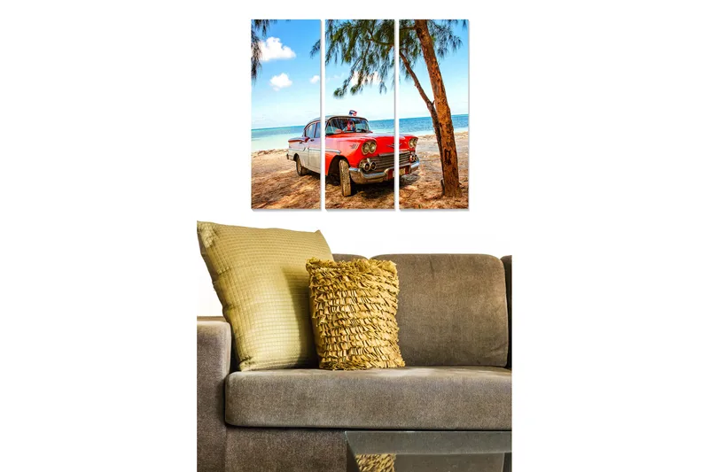 Canvastavla i trä 3-delar 50x70 cm - Röd vintagebil vid en strand med palmer och hav i bakgrunden, Röd / Blå / Brun