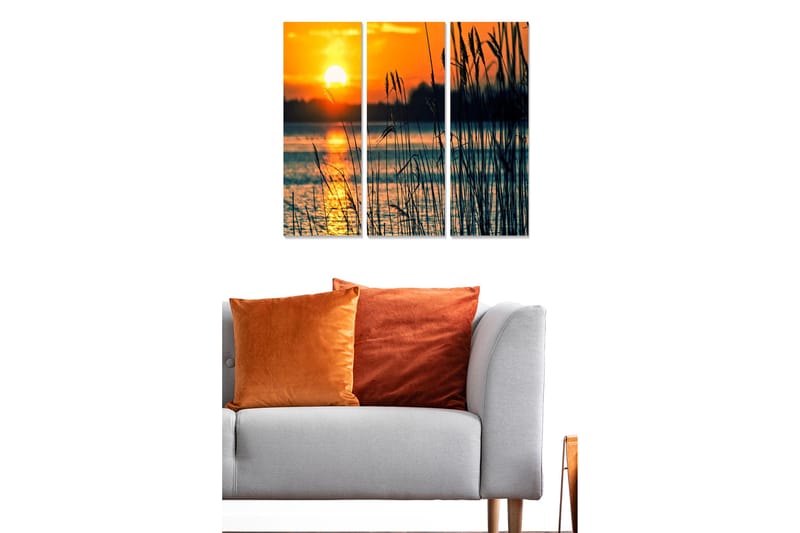 Canvastavla i trä 3-delar 50x70 cm - Solnedgång över en spegelblanka sjö med gräs i förgrunden - Orange / Mörkblå / Guld - Inredning & dekor - Tavlor & konst - Canvastavla