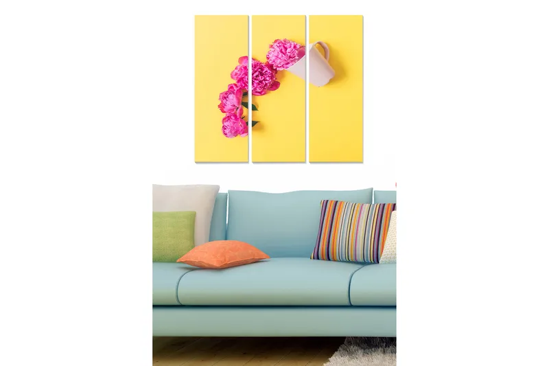 Canvastavla i trä 3-delar 50x70 cm - Vacker bukett av rosa blommor i en vit kanna mot en gul bakgrund, Rosa / Gul