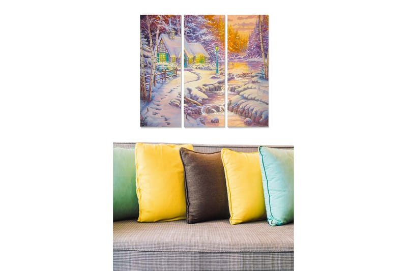 Canvastavla i trä 3-delar 50x70 cm - Vinterlandskap med en stuga omgiven av snö och träd, Vit / Grön / Blå