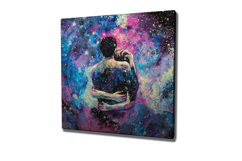 Canvastavla - Intimt par som omfamnar varandra i en stjärnklar galax, Blå / Lila / Svart