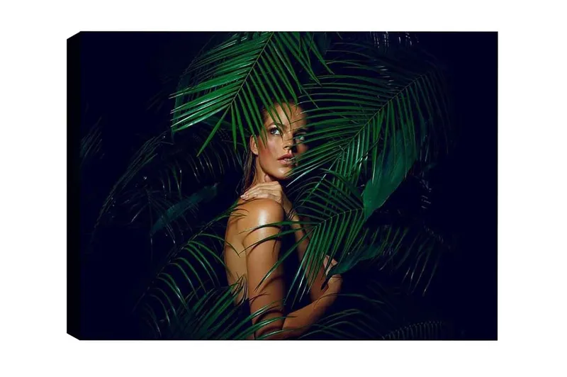 Canvastavla - Kvinna delvis dold bakom gröna palmblad - Mörkgrön / Hudton / Svart - Inredning & dekor - Tavlor & konst - Canvastavla