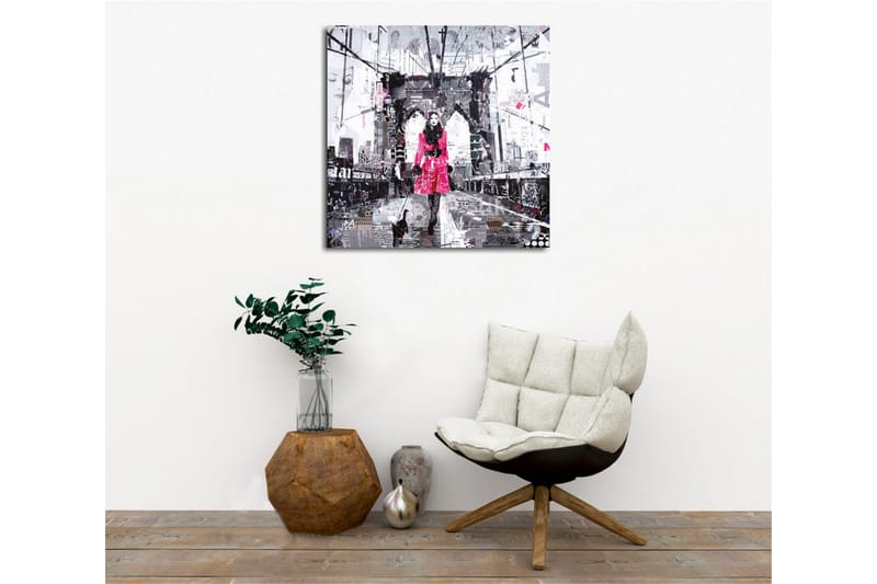 Canvastavla - Kvinna i rosa kappa som promenerar med en katt på en bro - Rosa / Svart / Grå - Inredning & dekor - Tavlor & konst - Canvastavla