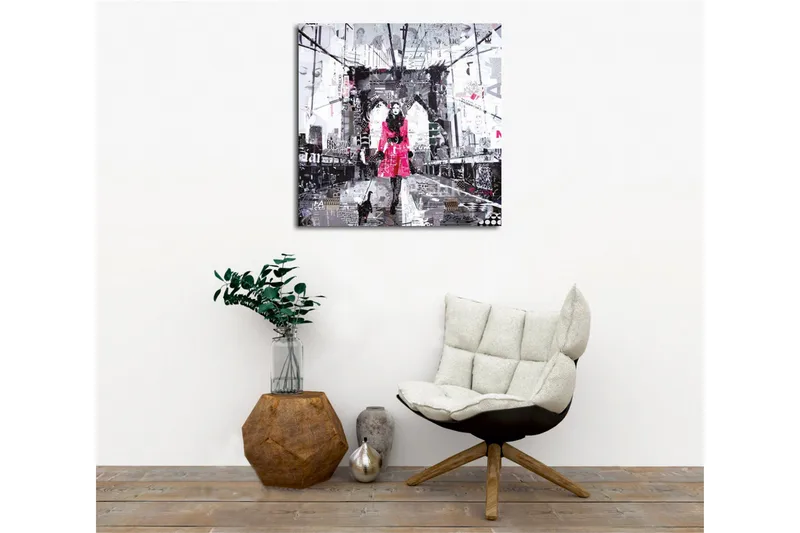 Canvastavla - Kvinna i rosa kappa som promenerar med en katt på en bro - Rosa / Svart / Grå - Inredning & dekor - Tavlor & konst - Canvastavla
