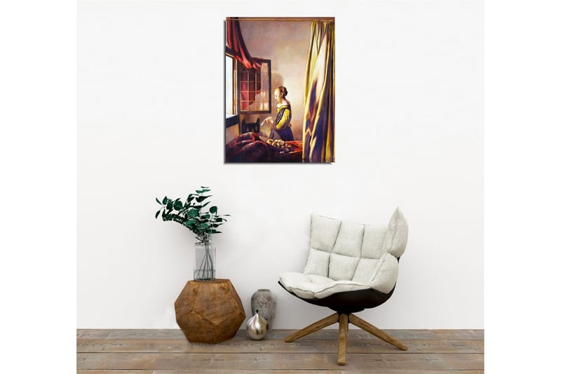 Canvastavla - Kvinna vid fönstret i ett inbjudande rum - Gult / Rödbrunt / Beige - Inredning & dekor - Tavlor & konst - Canvastavla