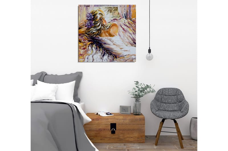 Canvastavla - Kvinnlig figur med blommor i håret som vilar i en mjuk omgivning - Lila / Beige / Vit - Inredning & dekor - Tavlor & konst - Canvastavla