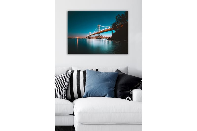 Canvastavla - Ljusbelyst bro över en stilla vattenyta med stadssilhuett i bakgrunden - Blå / Orange / Svart - Inredning & dekor - Tavlor & konst - Canvastavla