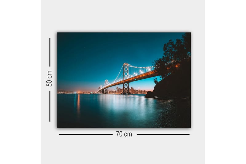 Canvastavla - Ljusbelyst bro över en stilla vattenyta med stadssilhuett i bakgrunden - Blå / Orange / Svart - Inredning & dekor - Tavlor & konst - Canvastavla