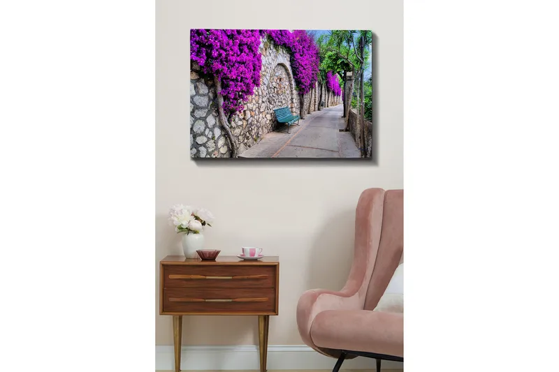 Canvastavla - Lummig gångväg omgiven av blommande bougainvillea - Lila / Grå / Grön - Inredning & dekor - Tavlor & konst - Canvastavla