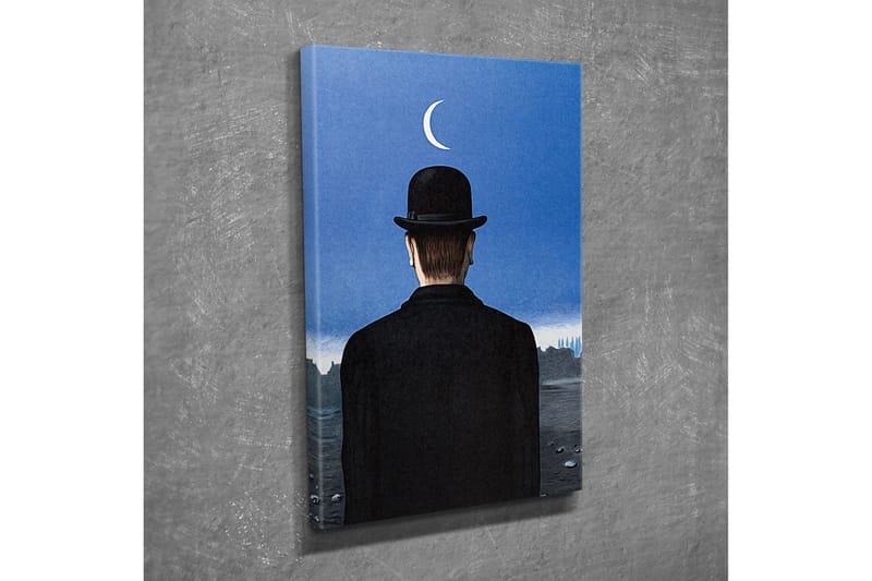 Canvastavla - Man i svart hatt som blickar ut över en landskap med en halvmåne på himlen - Mörkblå / Svart - Inredning & dekor - Tavlor & konst - Canvastavla