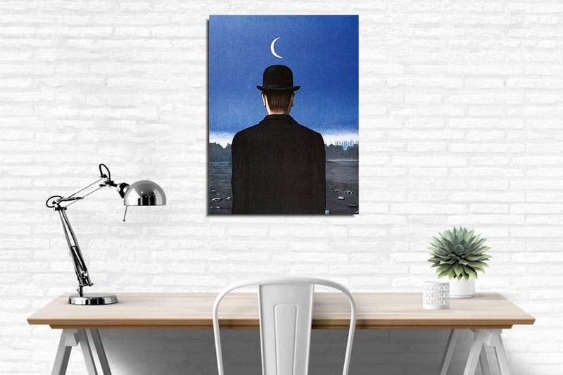 Canvastavla - Man i svart hatt som blickar ut över en landskap med en halvmåne på himlen - Mörkblå / Svart - Inredning & dekor - Tavlor & konst - Canvastavla