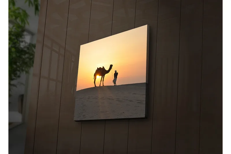 Canvastavla med LED-belysning 28x28 cm - Kamel och människa i solnedgång på sanddyner - Orange / Gul / Svart - Inredning & dekor - Tavlor & konst - Canvastavla
