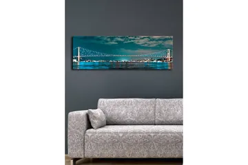 Canvastavla med LED-belysning 30x90 cm - Bro över en stilla vattenyta med stadsljus i bakgrunden - Mörkblå / Turkos / Ljusgrön - Inredning & dekor - Tavlor & konst - Canvastavla