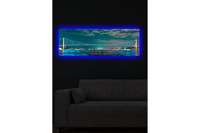 Canvastavla med LED-belysning 30x90 cm - Bro över en stilla vattenyta med stadsljus i bakgrunden - Mörkblå / Turkos / Ljusgrön - Inredning & dekor - Tavlor & konst - Canvastavla