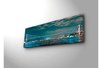 Canvastavla med LED-belysning 30x90 cm - Bro över en stilla vattenyta med stadsljus i bakgrunden - Mörkblå / Turkos / Ljusgrön - Inredning & dekor - Tavlor & konst - Canvastavla