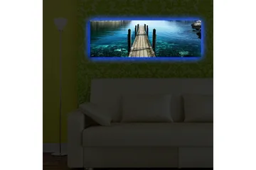 Canvastavla med LED-belysning 30x90 cm - Brygga som sträcker sig ut över klart vatten - Blå / Grön / Brun - Inredning & dekor - Tavlor & konst - Canvastavla