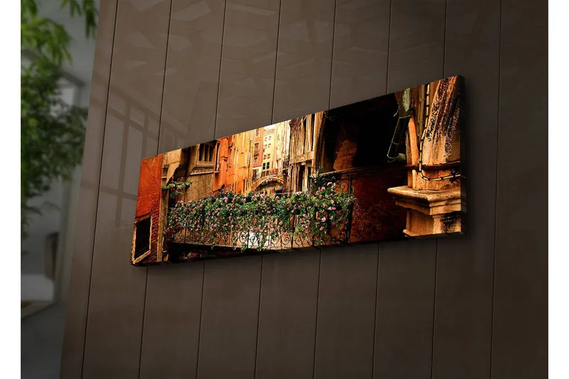 Canvastavla med LED-belysning 30x90 cm - Charmig balkong med blommor i en venetiansk gränd, Terrakotta / Grön / Rosa