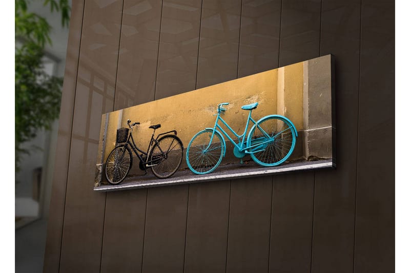 Canvastavla med LED-belysning 30x90 cm - Cyklar i kontrasterande färger mot en gul vägg - Svart / Turkos / Gul - Inredning & dekor - Tavlor & konst - Canvastavla