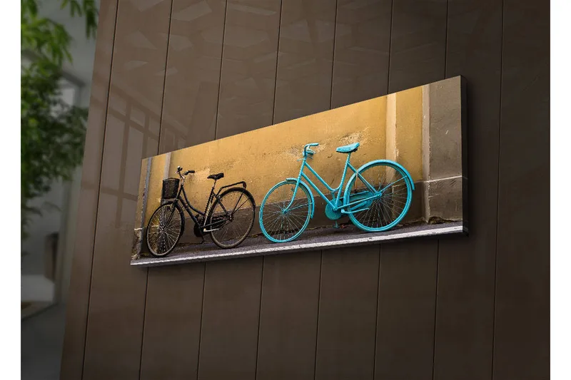 Canvastavla med LED-belysning 30x90 cm - Cyklar i kontrasterande färger mot en gul vägg - Svart / Turkos / Gul - Inredning & dekor - Tavlor & konst - Canvastavla