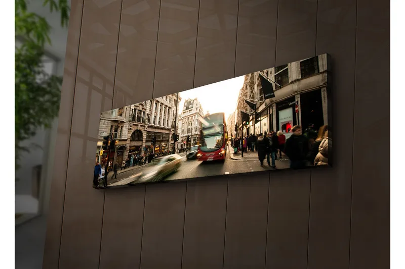 Canvastavla med LED-belysning 30x90 cm - Livlig stadsbild med rörelse och människor på en gata - Röd / Beige / Grön - Inredning & dekor - Tavlor & konst - Canvastavla