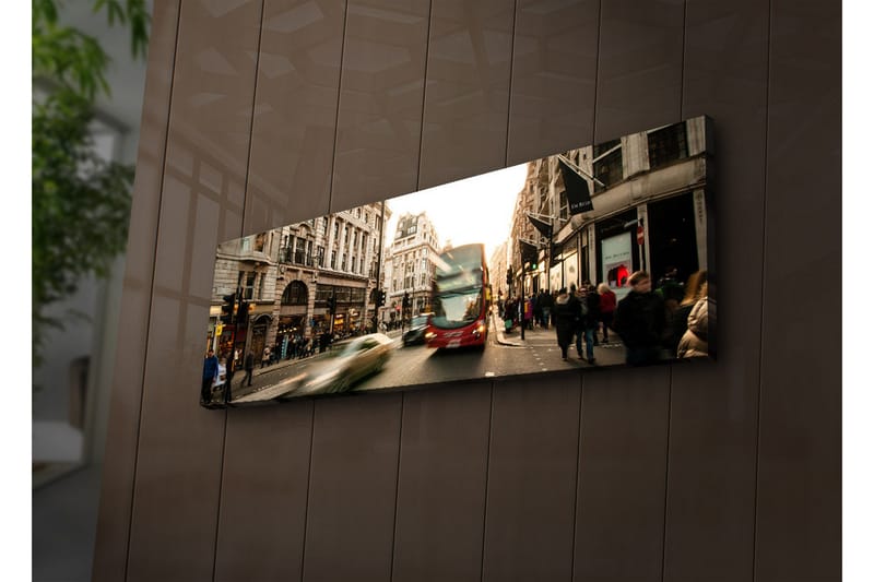 Canvastavla med LED-belysning 30x90 cm - Livlig stadsbild med rörelse och människor på en gata - Röd / Beige / Grön - Inredning & dekor - Tavlor & konst - Canvastavla
