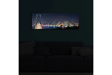 Canvastavla med LED-belysning 30x90 cm - Nattlig stadsbild med en bro och silhuetter av skyskrapor - Mörkblå / Ljusgrön / Vit - Inredning & dekor - Tavlor & konst - Canvastavla