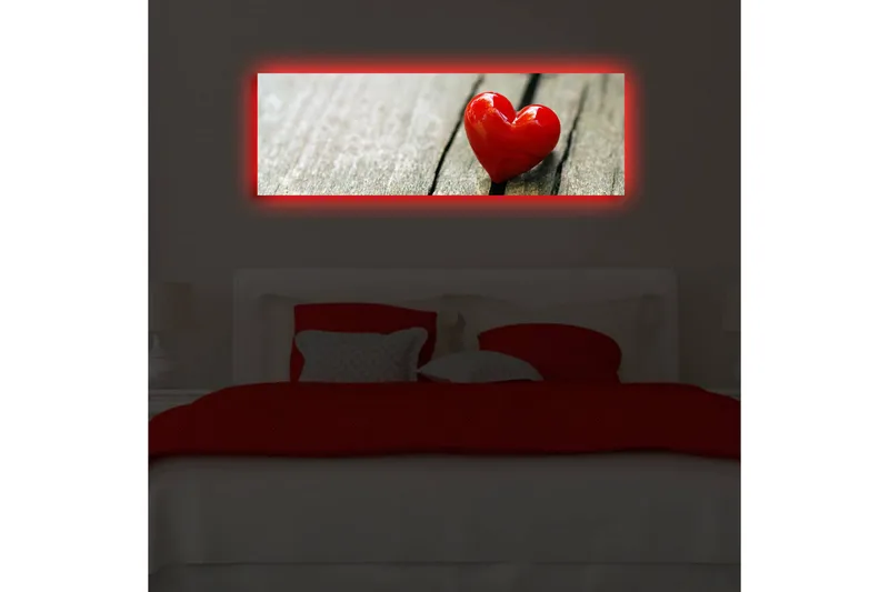 Canvastavla med LED-belysning 30x90 cm - Röd hjärtformad dekoration på en träyta - Röd / Brun - Inredning & dekor - Tavlor & konst - Canvastavla