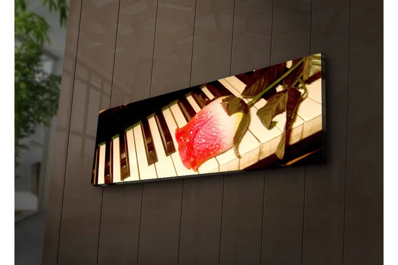 Canvastavla med LED-belysning 30x90 cm - Röd ros på ett piano med svarta och vita tangenter - Röd / Svart / Vit - Inredning & dekor - Tavlor & konst - Canvastavla