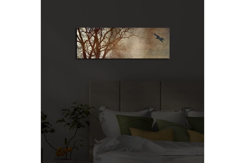 Canvastavla med LED-belysning 30x90 cm - Silhuett av träd med en fågel i flykt mot en mjukt tonad bakgrund - Mörkbrun / Beige / Svart - Inredning & dekor - Tavlor & konst - Canvastavla